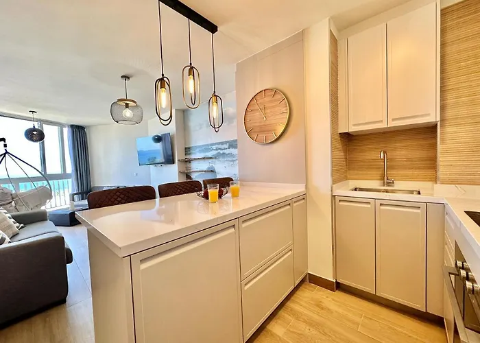 Torres De Yomely - Y4b * Playa de las Américas