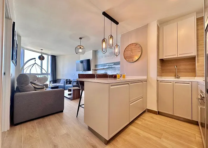 Torres De Yomely - Y4b * Playa de las Americas (Tenerife)